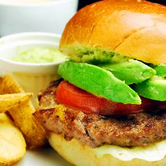料理メニュー写真&nbsp;アボカドバーガー（スープサラダ付）