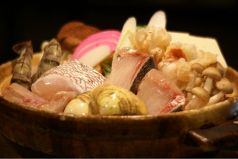 料理メニュー写真&nbsp;寄せ鍋（ブリ・エビ・白身魚・白菜・白ネギ　etc　雑炊）【冬季限定】