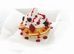 料理メニュー写真&nbsp;米粉のミックスベリーパンケーキ