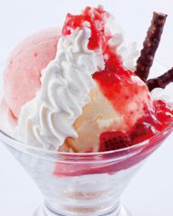 料理メニュー写真 ●ストロベリーパフェ