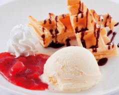 料理メニュー写真 ●ワッフル&バニラアイス