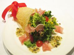 料理メニュー写真 春野菜と生ハムの花束仕立てサラダ
