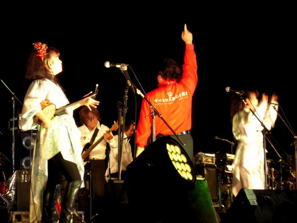沖縄音楽界を代表する「喜納昌吉&チャンプルーズ」のライブは白熱!!