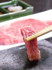 料理メニュー写真&nbsp;和牛ロース肉の石焼きおろしポン酢ダレ