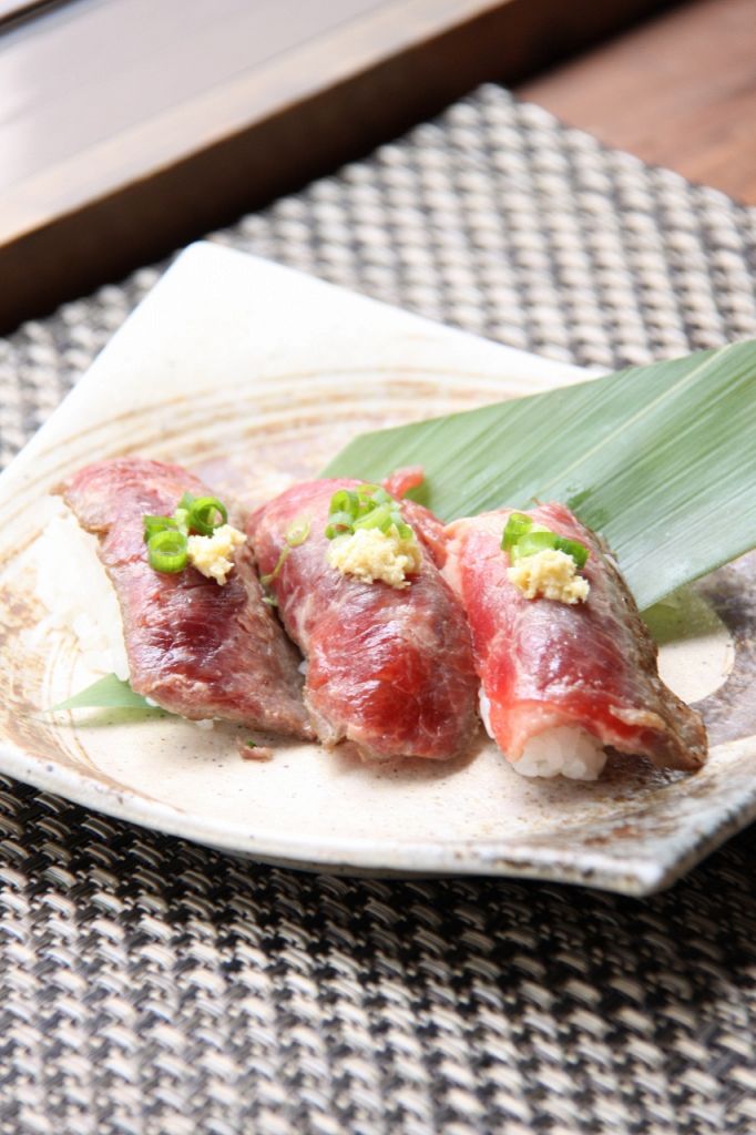 炙りが香ばしい「牛肉の炙り寿司」絶品です★