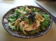 料理メニュー写真 地鶏と温泉玉子のシーザーサラダ