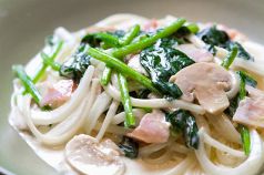 料理メニュー写真 ベーコンとホウレン草のパスタ