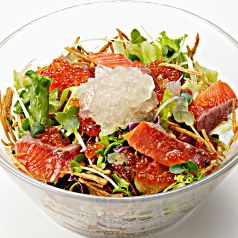 料理メニュー写真 サーモンとイクラのコラーゲンサラダ