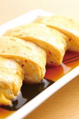 料理メニュー写真 だしに浮かんだ出汁巻玉子