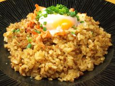料理メニュー写真&nbsp;ひき肉チャーハンキムチと温泉卵のせ