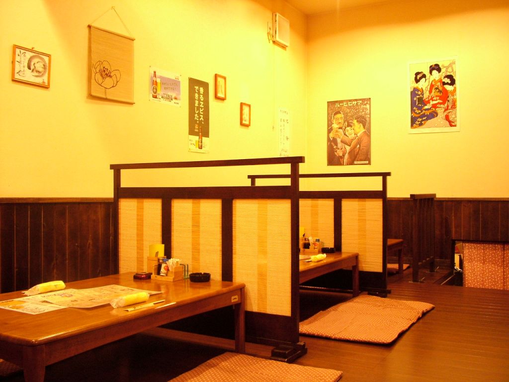 たくさんのお酒がズラリと並ぶ１階は少人数での飲み会に◎全4卓、宴会は約24名収容。