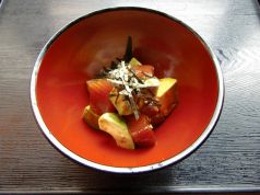 料理メニュー写真 まぐろとアボカドの山葵醤油和え