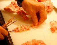 串焼は一本一本手刺です！