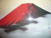縁起の良い赤富士がお出迎え