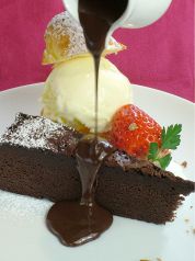 料理メニュー写真&nbsp;ガトーショコラとバニラアイスと温かいチョコレートソース
