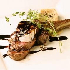 料理メニュー写真&nbsp;子羊の炭火焼きとラタトゥイユ