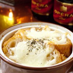 料理メニュー写真&nbsp;とろーりチーズのオニオングラタン風スープ