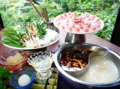 料理メニュー写真 薬膳双味鍋しゃぶしゃぶ