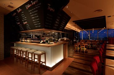 スペインバル タパス ブランコ コレットマーレ みなとみらい店の雰囲気1