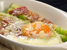 料理メニュー写真&nbsp;アスパラの生ハム巻き　ミラノ風