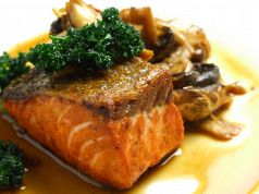 料理メニュー写真&nbsp;サーモンとキノコのソテー