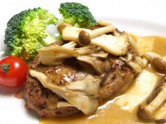 料理メニュー写真&nbsp;モッツァレラチーズ仕込みのハンバーグ　特製キノコソース