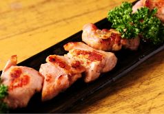 料理メニュー写真 鳥取大山鶏の鉄板焼き(モンゴルの塩添え)