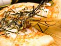 料理メニュー写真&nbsp;お餅と明太子のピザ