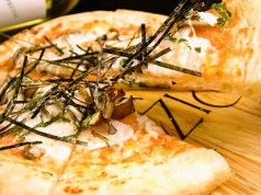 料理メニュー写真&nbsp;お餅と明太子のピザ