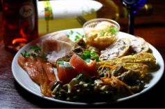 料理メニュー写真&nbsp;本日の前菜盛り合わせ　　ワインに合わせて色々な料理を少しずつ…