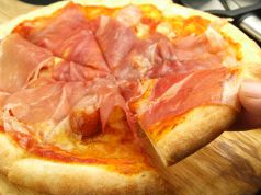 料理メニュー写真&nbsp;生ハムとベーコンとソーセージのピザ