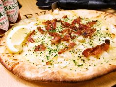 料理メニュー写真&nbsp;チーズたっぷりにんにくとハーブのピザ