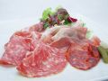 料理メニュー写真&nbsp;イタリア産生ハムとサラミの盛り合わせ