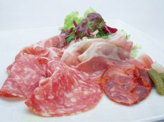 料理メニュー写真&nbsp;イタリア産生ハムとサラミの盛り合わせ
