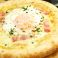 料理メニュー写真&nbsp;モッツァレラとベーコンと目玉焼きのピザ
