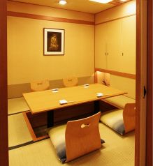 右座敷。通常は防音の襖で仕切られています