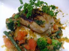 料理メニュー写真&nbsp;白身魚のオーブン焼きこがしバターのソース（自家製パン付）
