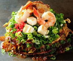 料理メニュー写真 京乃臣スペシャル (そばかうどん・生イカ・生エビ・ホタテ・ぶっかけ広島観音ネギ)
