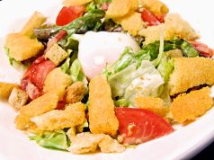 料理メニュー写真&nbsp;おかしなチーズの温玉シーザーサラダ