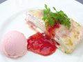 料理メニュー写真&nbsp;苺のミルクレープアイスクリーム添え