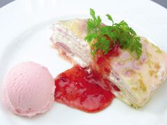 料理メニュー写真 苺のミルクレープアイスクリーム添え