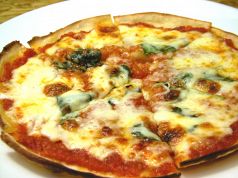 料理メニュー写真 REDNESTAのピザ