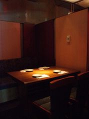 半個室のおこもり感たっぷりテーブル席