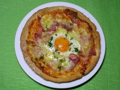 料理メニュー写真&nbsp;卵とベーコンのピザ