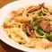 料理メニュー写真&nbsp;きのこ＆チキンパスタ