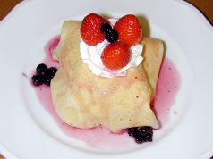 料理メニュー写真 苺のクレープブルーベリー風味