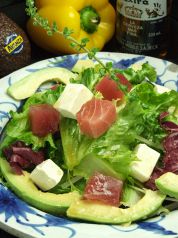 料理メニュー写真 まぐろとアボカドのわさび仕立て