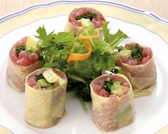 料理メニュー写真 鮪とアボカドの湯葉包み