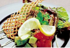 料理メニュー写真 まぐろのたたきとアボカドのカルパッチョ