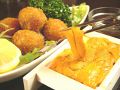 料理メニュー写真&nbsp;ウニクリームコロッケ(5ヶ)/チーズ入り春巻き　～チリトマトソース～